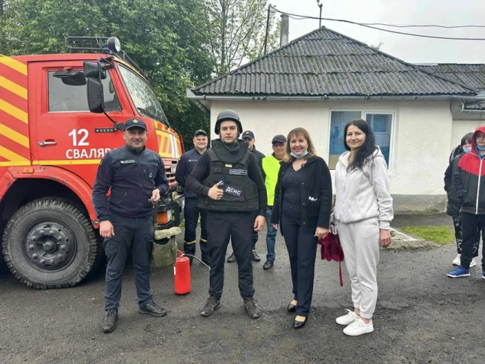 День цивільного захисту: до учнів Свалявської гімназії завітали рятувальники