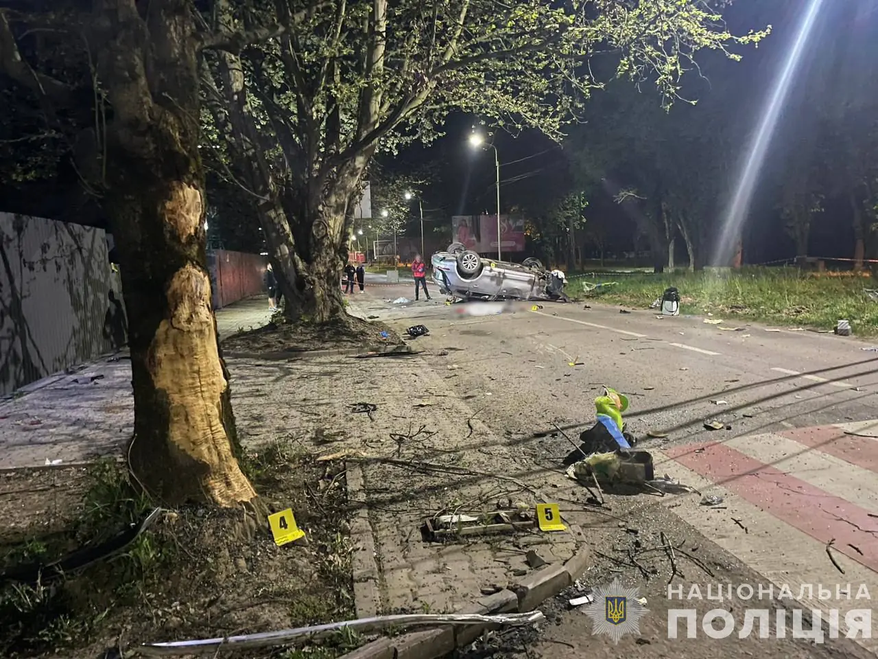  Двоє людей загинули, ще троє – важко травмовані: вночі в Ужгороді трапилася смертельна ДТП (ВІДЕО) 2