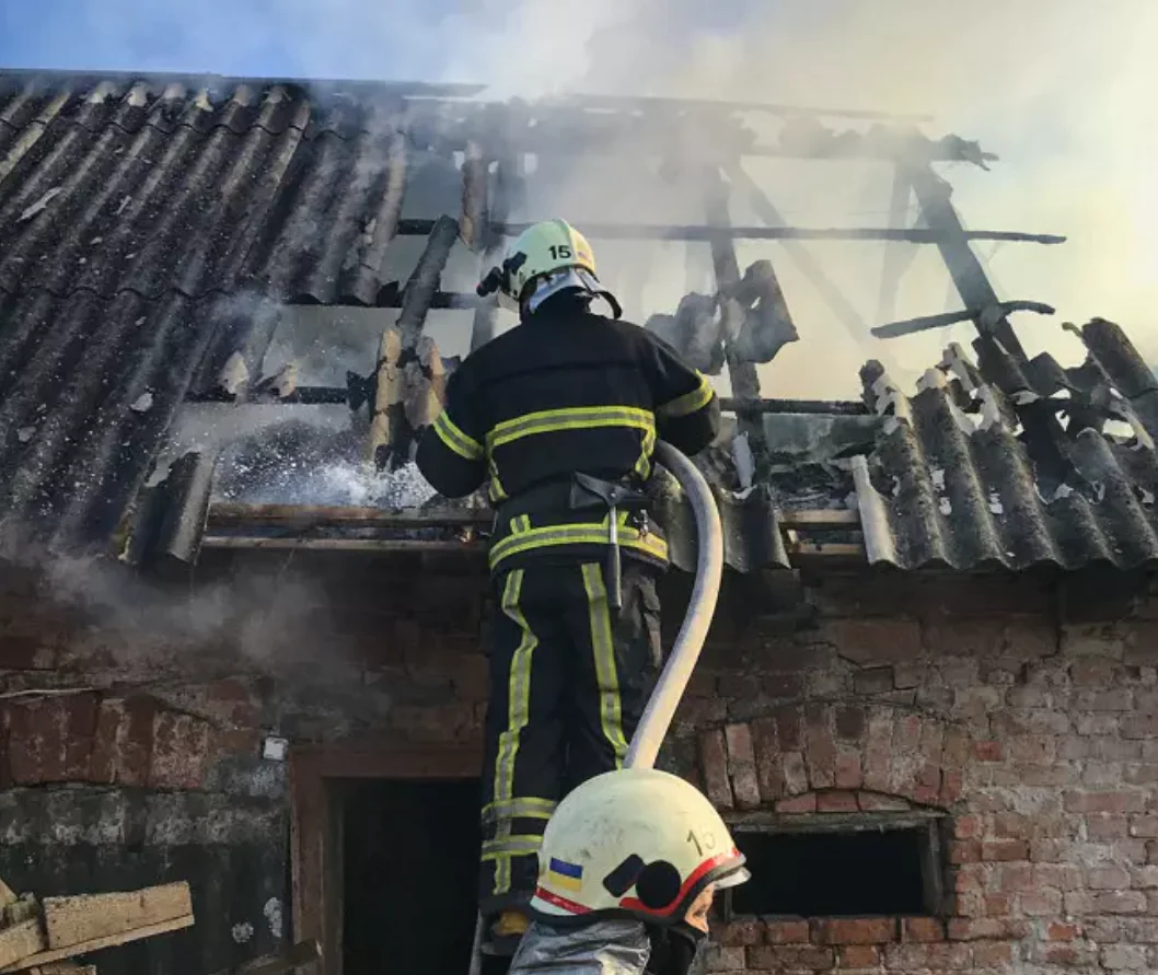  Хустські рятувальники під час пожежі у с. Білки вберегли від знищення житловий будинок 2
