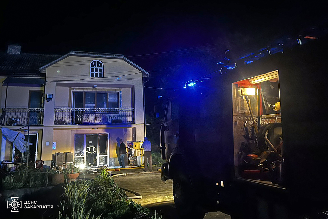 На Берегівщині рятувальники та місцеві вогнеборці ліквідували пожежу в житловому будинку0