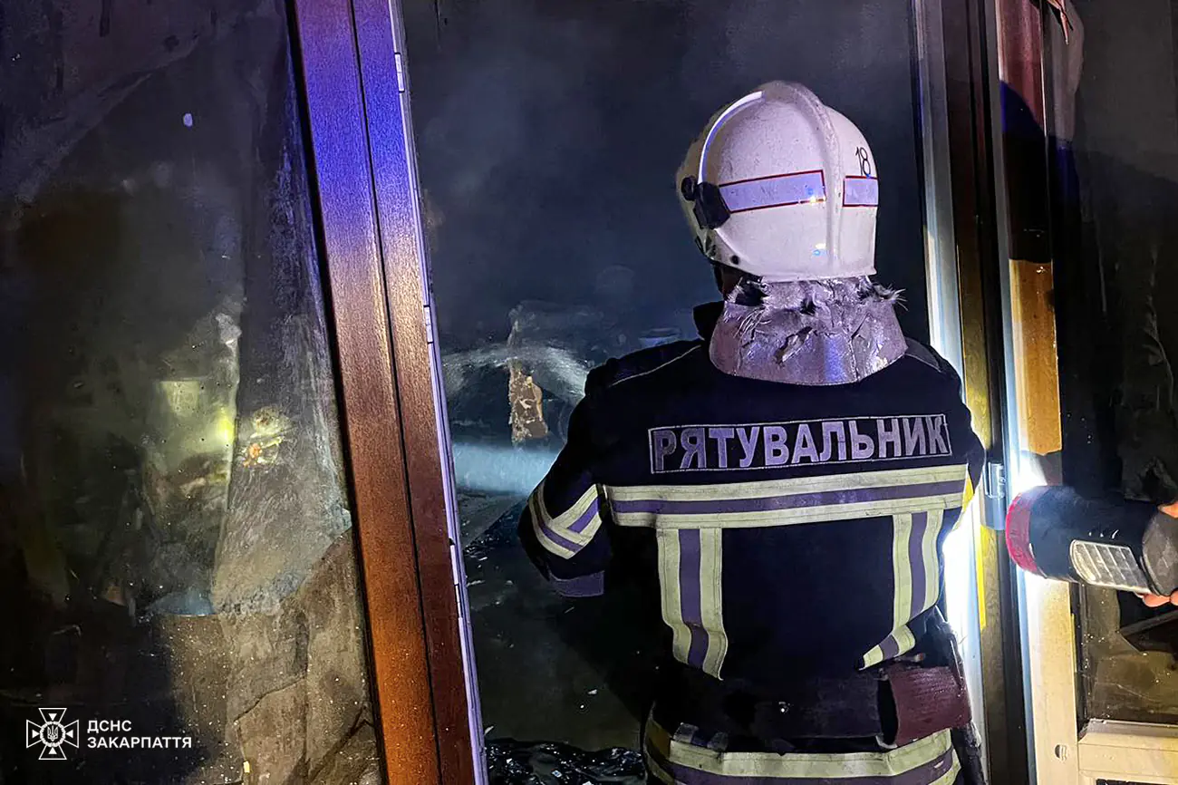 На Берегівщині рятувальники та місцеві вогнеборці ліквідували пожежу в житловому будинку2