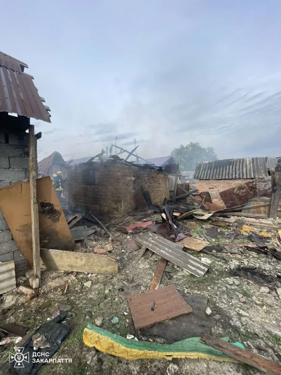 На Мукачівщині за день рятувальники врятували від вогню дві надвірні споруди3
