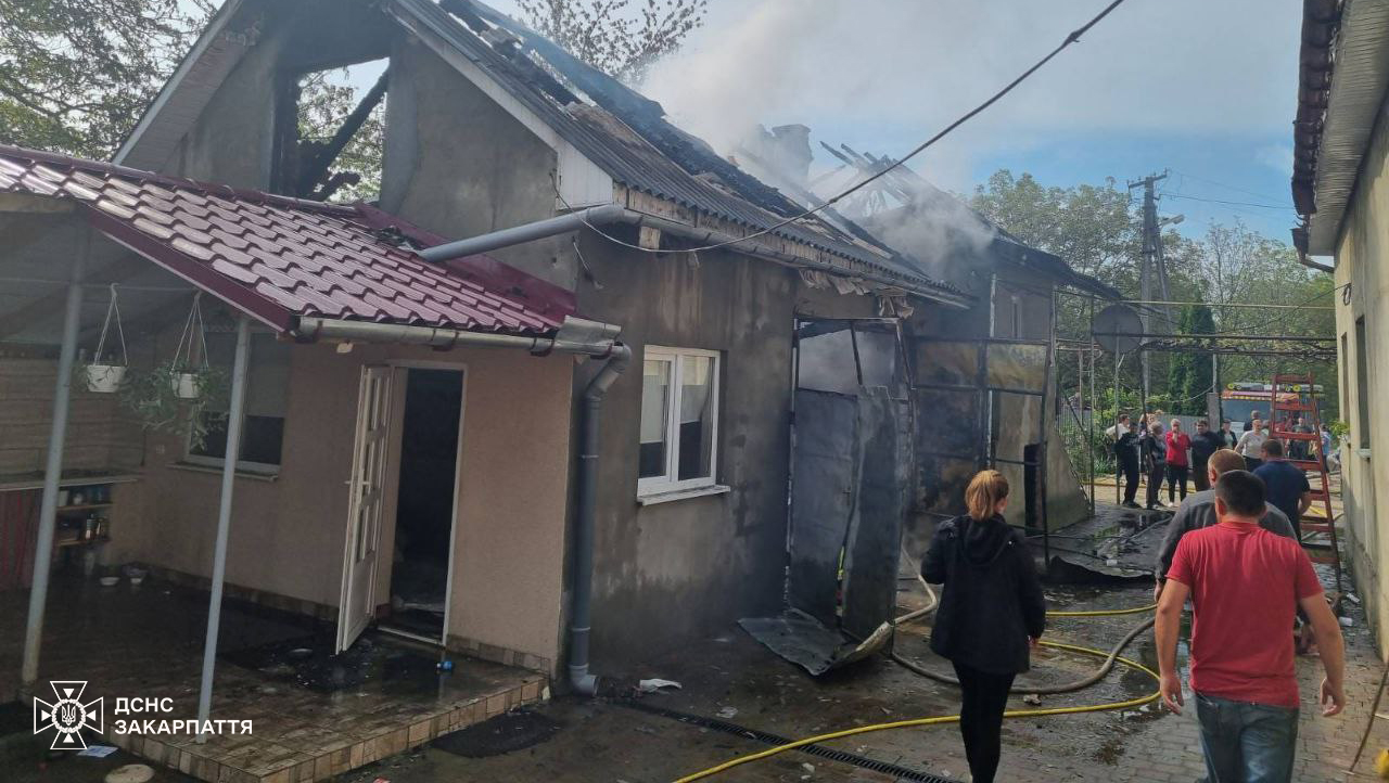 На Мукачівщині за день рятувальники врятували від вогню дві надвірні споруди0