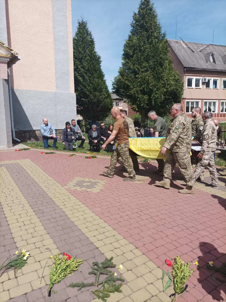  На Закарпатті попрощалися із полеглим на війні Героєм Віктором Петриканином 4