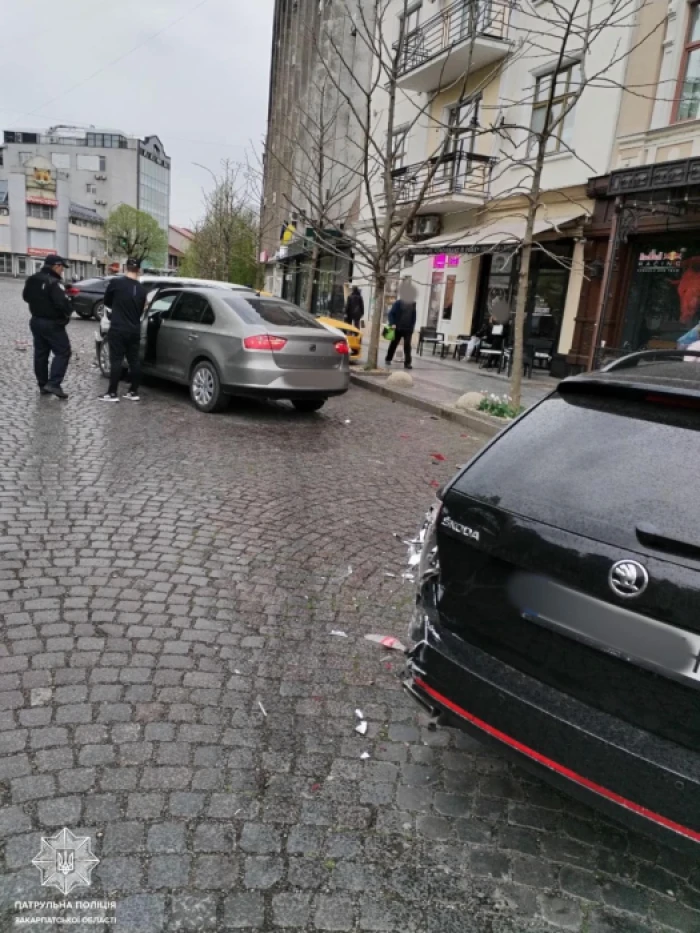 В Ужгороді п'яний водій розтрощив три припарковані авто