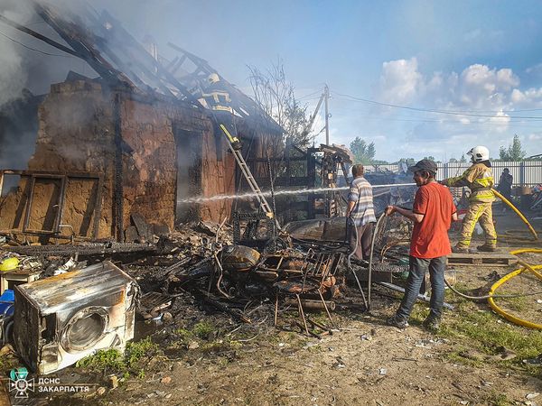 Два житлові будинки вціліли завдяки діям рятувальників під час пожежі на Берегівщині0