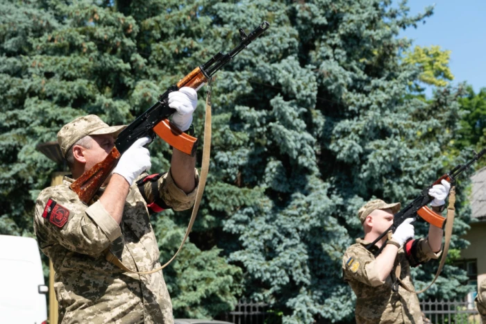 В Ужгороді попрощалися з молодшим сержантаом, гранатометником Віктором Ілларом