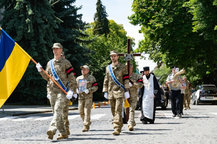 В Ужгороді попрощалися з молодшим сержантаом, гранатометником Віктором Ілларом