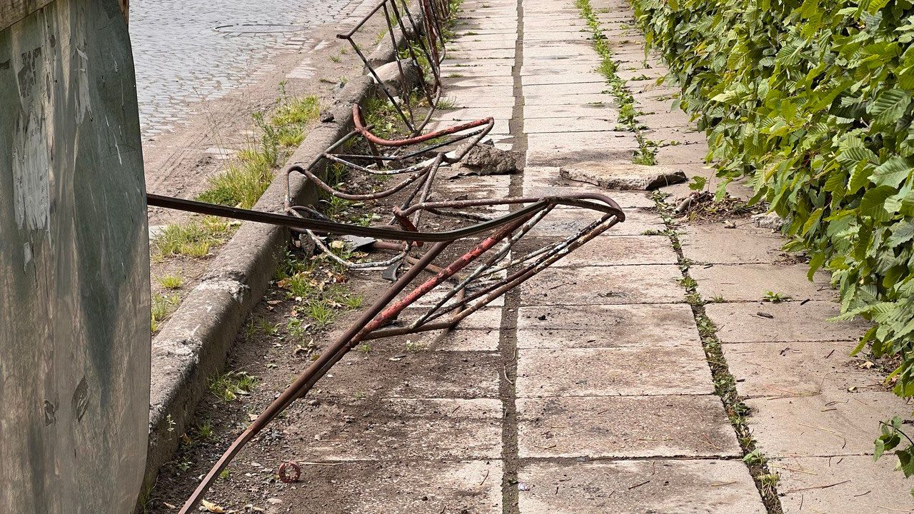 Паркан біля школи у Сваляві