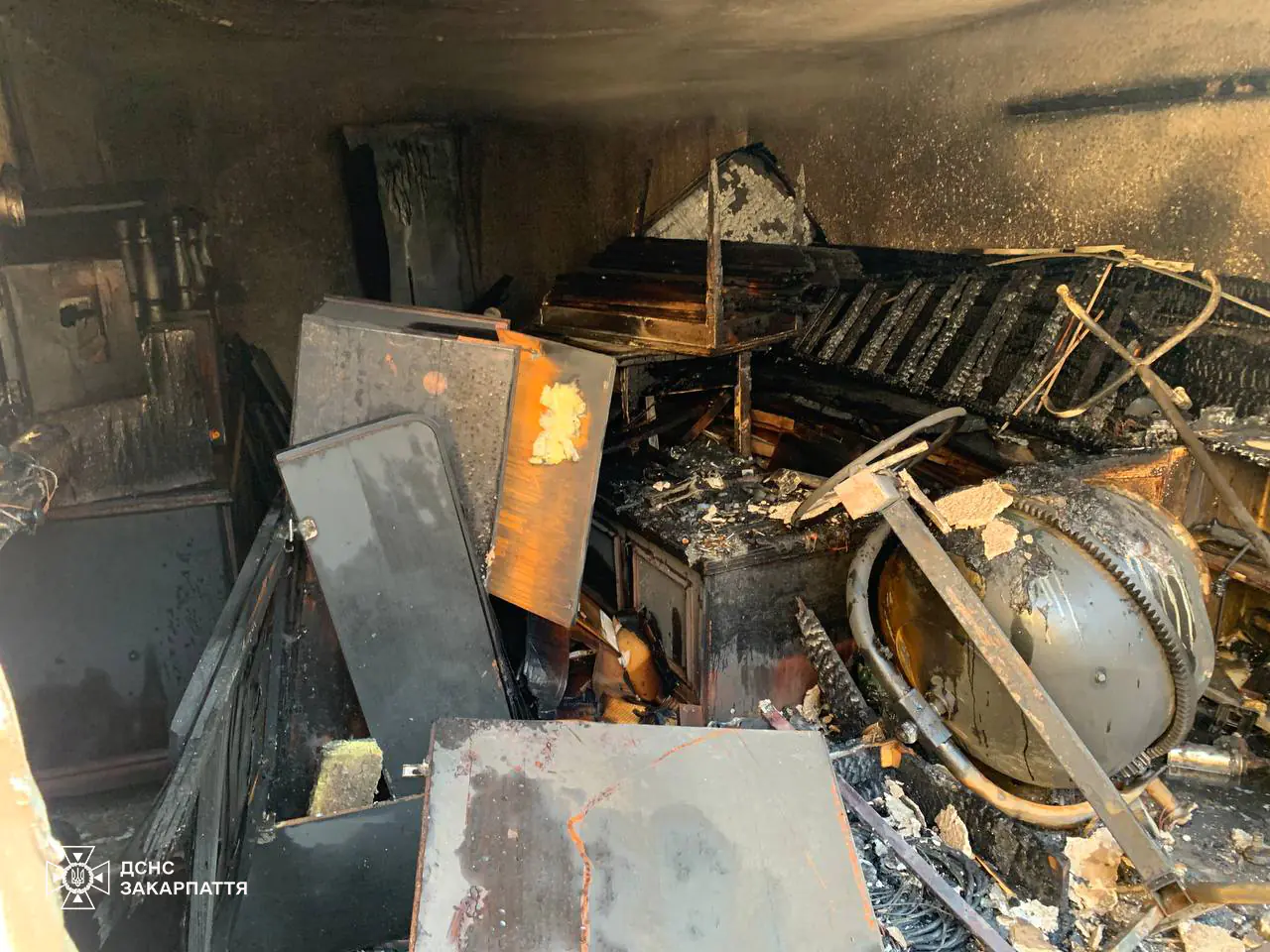 Загоряння почалося з автомобіля та перекинулося на гараж, а далі на будинок: на Мукачівщині вогнеборці ліквідували пожежу1