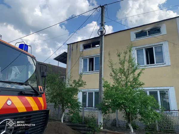 Загоряння почалося з автомобіля та перекинулося на гараж, а далі на будинок: на Мукачівщині вогнеборці ліквідували пожежу3
