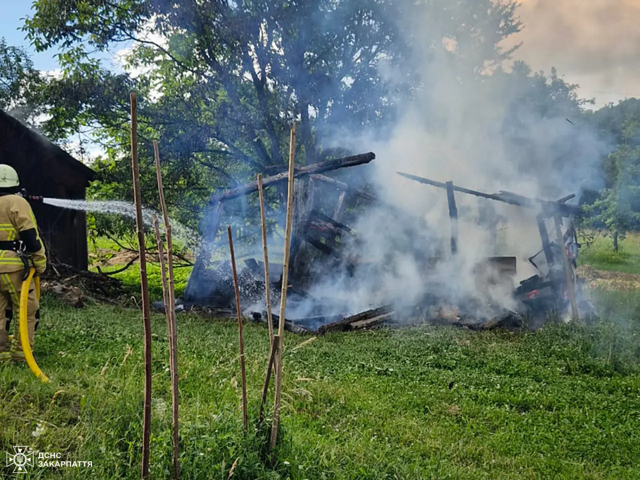 Рахівські вогнеборці двічі поспіль гасили пожежу на території приватного обійстя1