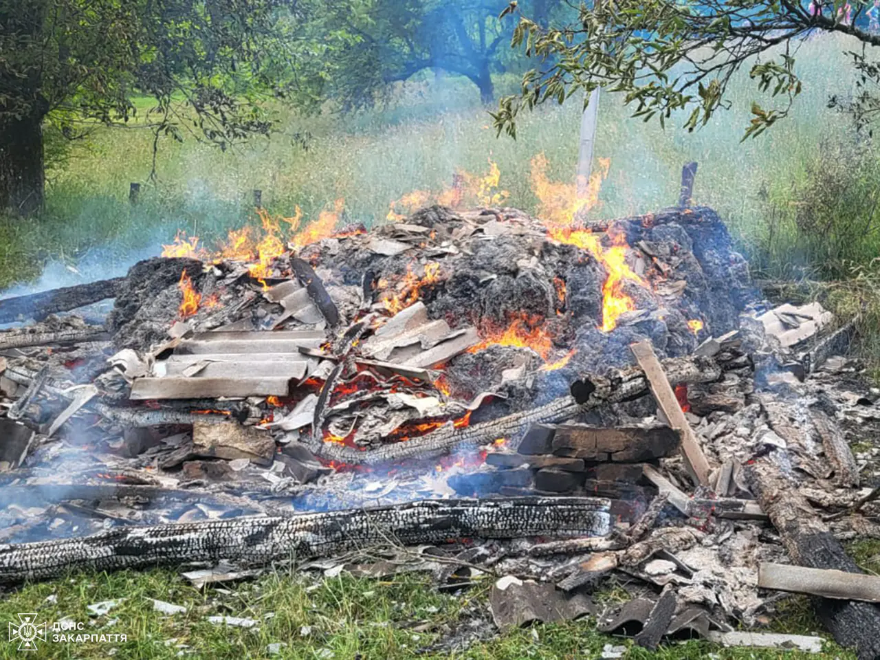 Рахівські вогнеборці двічі поспіль гасили пожежу на території приватного обійстя2