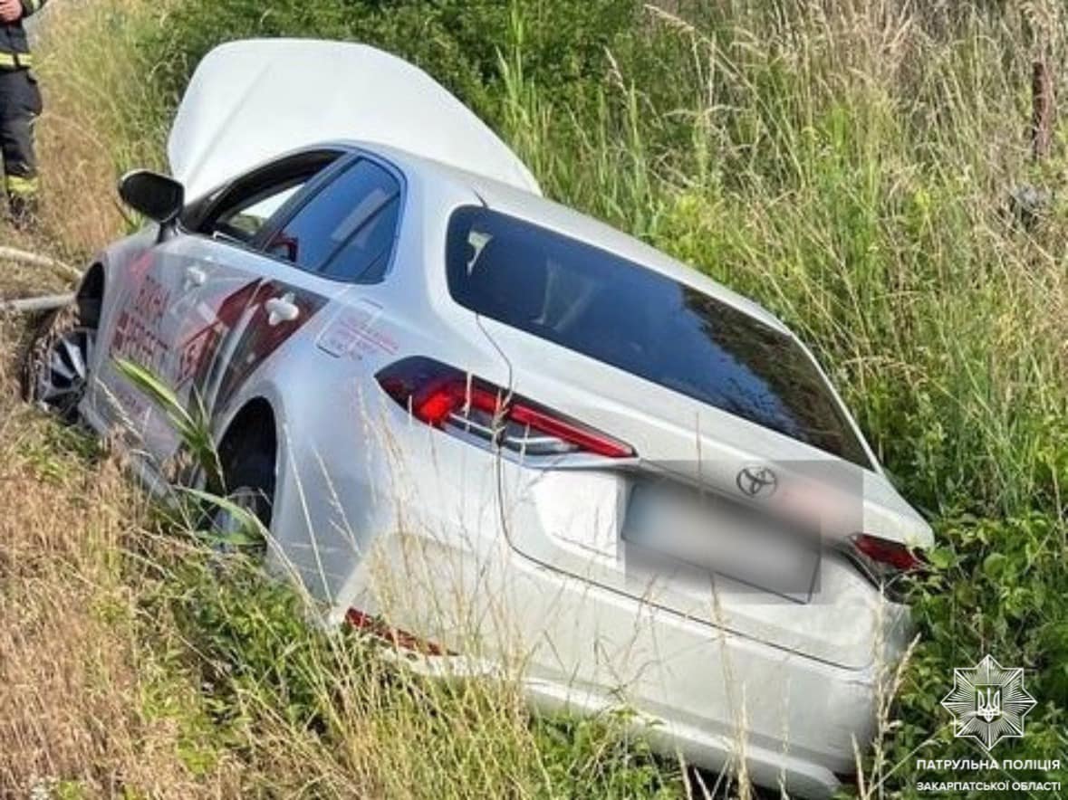 З'їхав у кювет: в Ужгороді п'яний водій намагався відкупитися від патрульних0