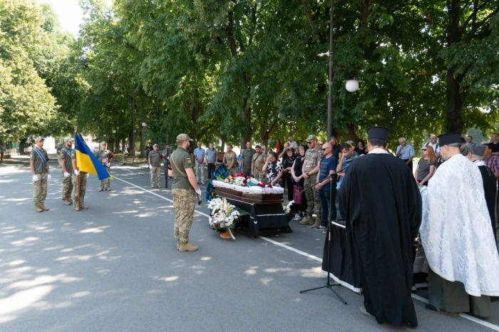 В Ужгороді попрощалися із загиблим на війні захисником Олександром Безегою