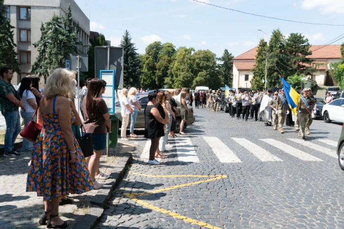 В Ужгороді попрощалися із загиблим на війні захисником Олександром Безегою