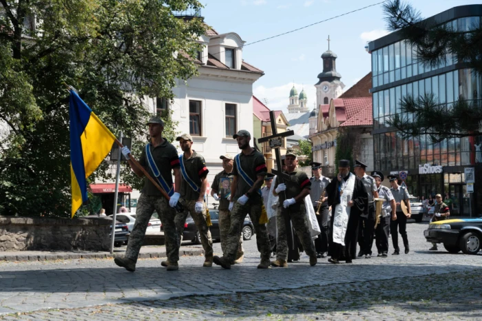 В Ужгороді попрощалися із загиблим на війні захисником Олександром Безегою