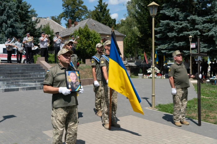 В Ужгороді попрощалися із загиблим на війні захисником Олександром Безегою