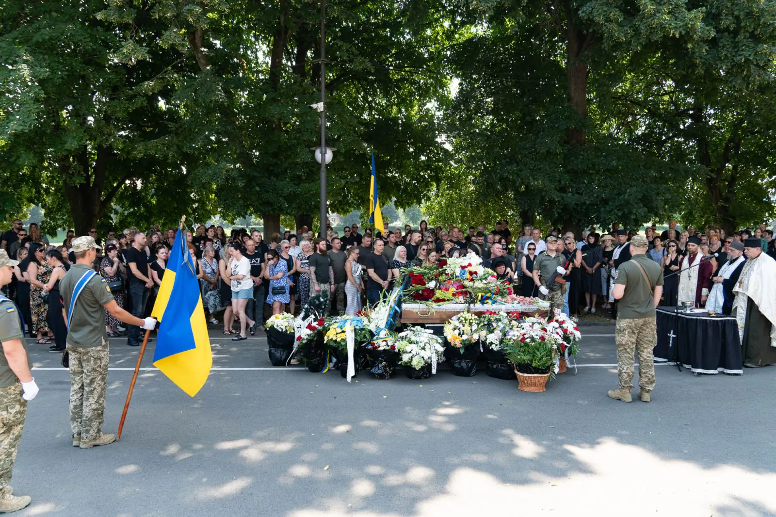 В Ужгороді сьогодні попрощалися із старшим солдатом Юрієм Черяником5