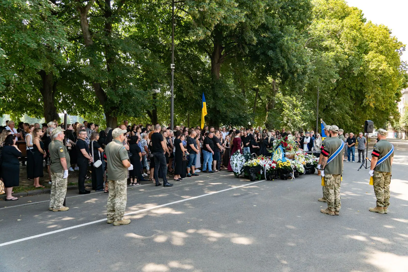 В Ужгороді сьогодні попрощалися із старшим солдатом Юрієм Черяником4