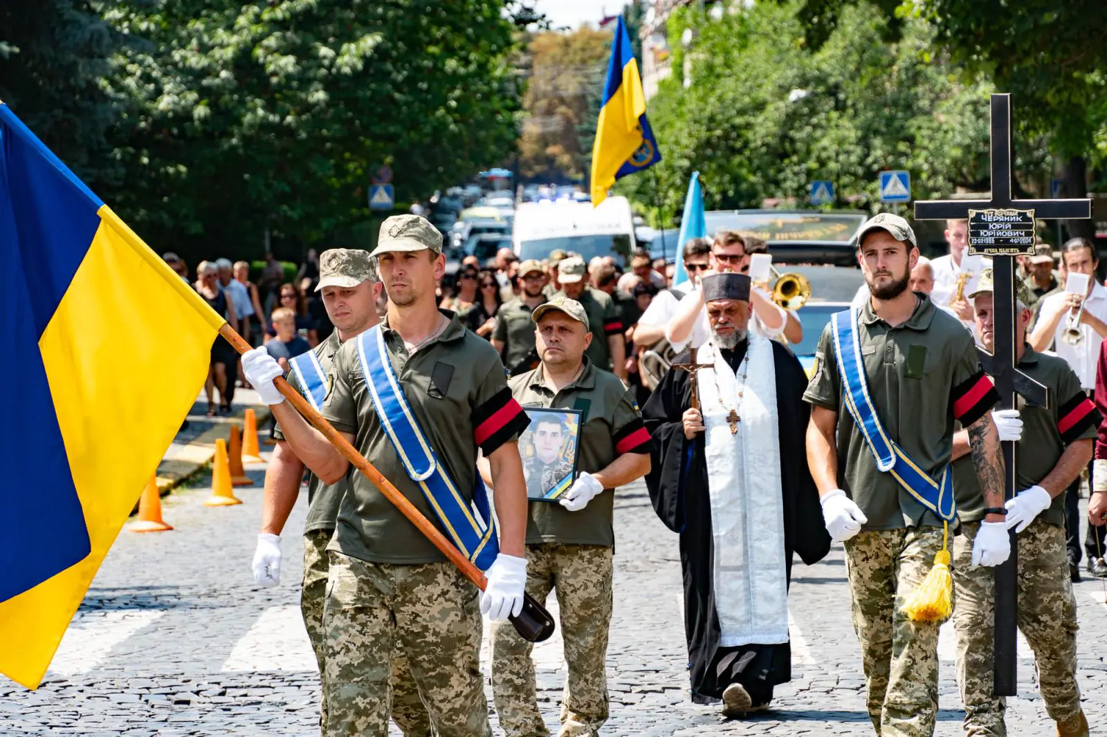 В Ужгороді сьогодні попрощалися із старшим солдатом Юрієм Черяником3