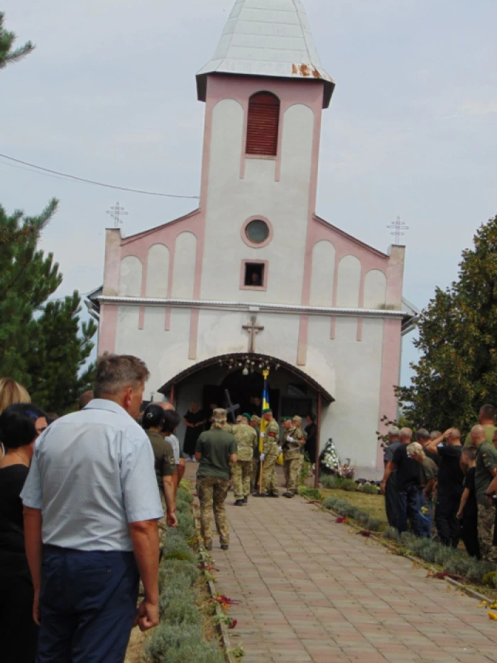 У Чопській громаді попрощалися із захисником Василем Паденичем