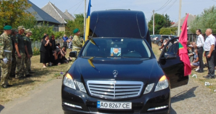 У Чопській громаді попрощалися із захисником Василем Паденичем