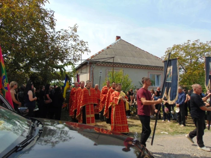 У Чопській громаді попрощалися із захисником Василем Паденичем