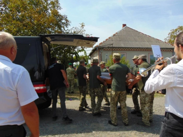 У Чопській громаді попрощалися із захисником Василем Паденичем