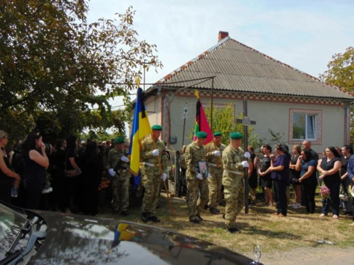 У Чопській громаді попрощалися із захисником Василем Паденичем