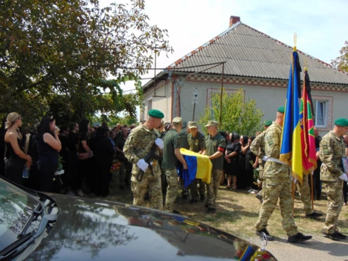 У Чопській громаді попрощалися із захисником Василем Паденичем