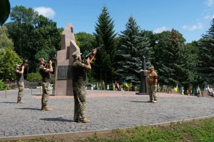 В Ужгороді попрощалися із загиблим на війні захисником Миколою Шестераком