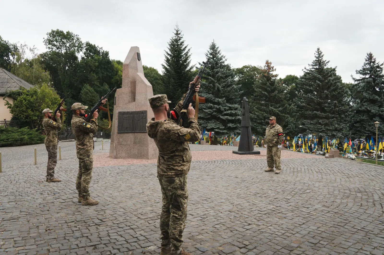 В Ужгороді попрощалися із 52-річним захисником – старшим солдатом Едуардом Кострабою4