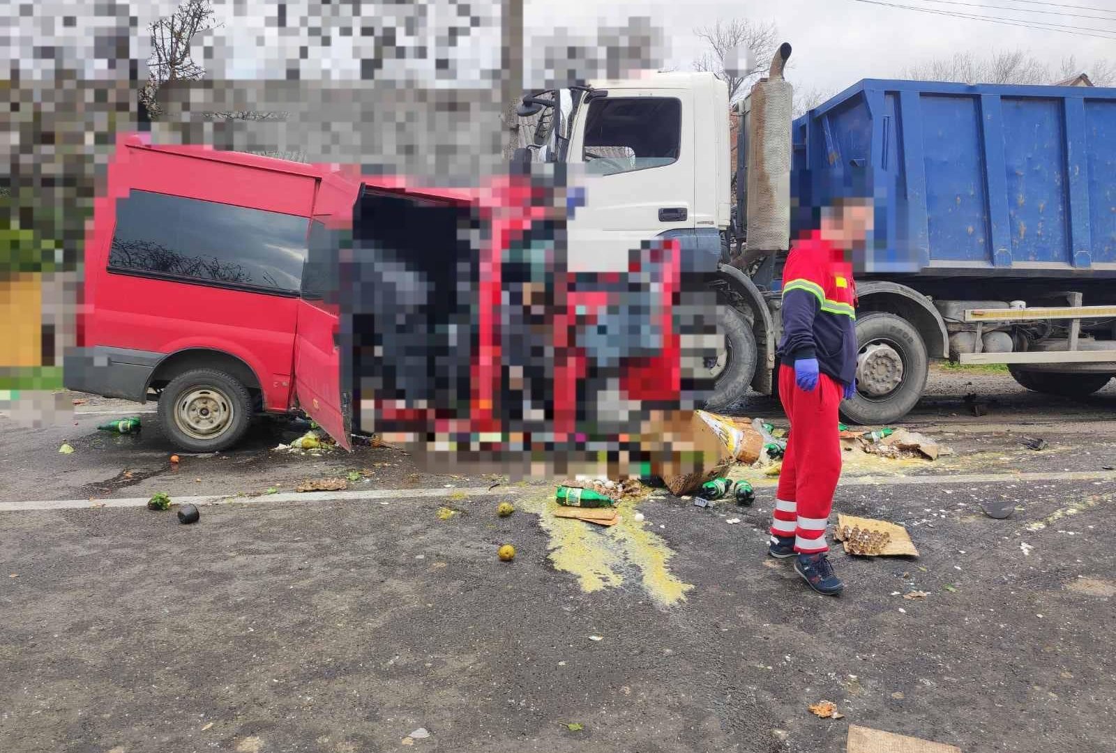 Водіїв попереджають про затори в сторону Тячева по дорозі Н-09: на трасі зіткнулися вантажівка з мікроавтобусом0