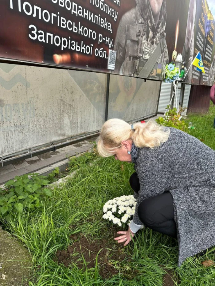 Колектив Свалявського ЗЗСО № 2 висадив квіти біля памʼятника Юрію Гуци-Венеліну та полеглих на війні свалявчан