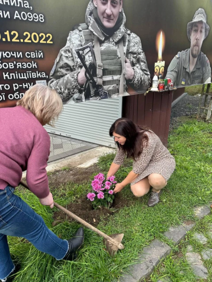 Колектив Свалявського ЗЗСО № 2 висадив квіти біля памʼятника Юрію Гуци-Венеліну та полеглих на війні свалявчан