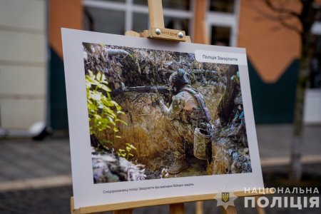 Фотовиставка, приурочена до 1000 днів повномасштабної війни, проходить в Ужгороді0