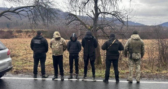 На Закарпатті переправники доєдналися до траурного кортежу, аби провезти «клієнтів» через контрольні пости