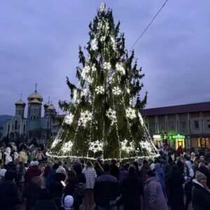 Засяяли вогні головної ялинки Хустської громади0