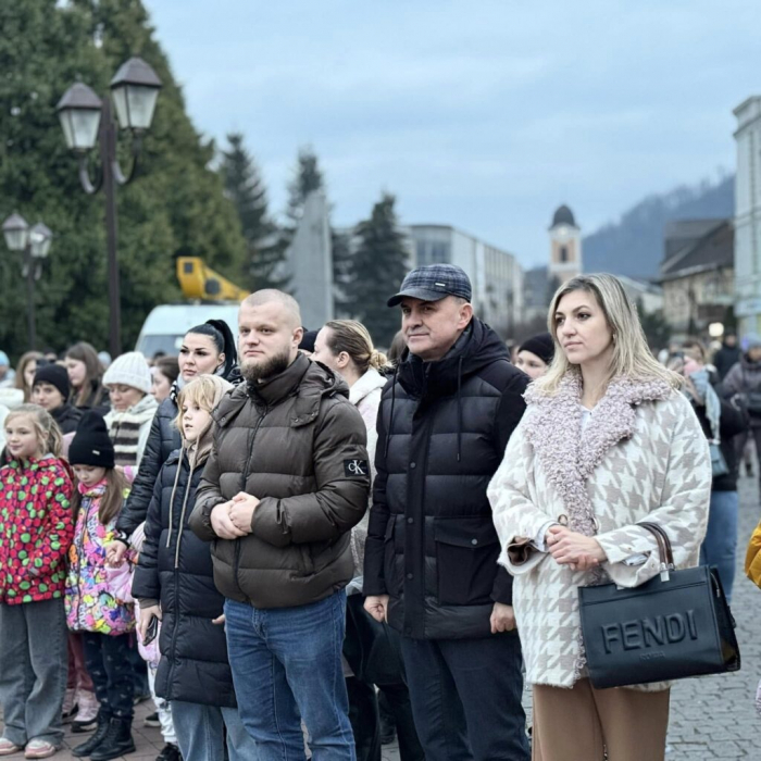 Засяяли вогні головної ялинки Хустської громади4