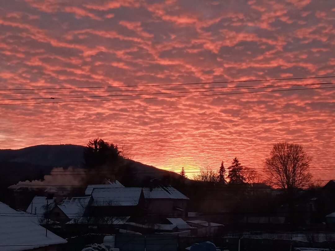 Небо багряне у Сваляві