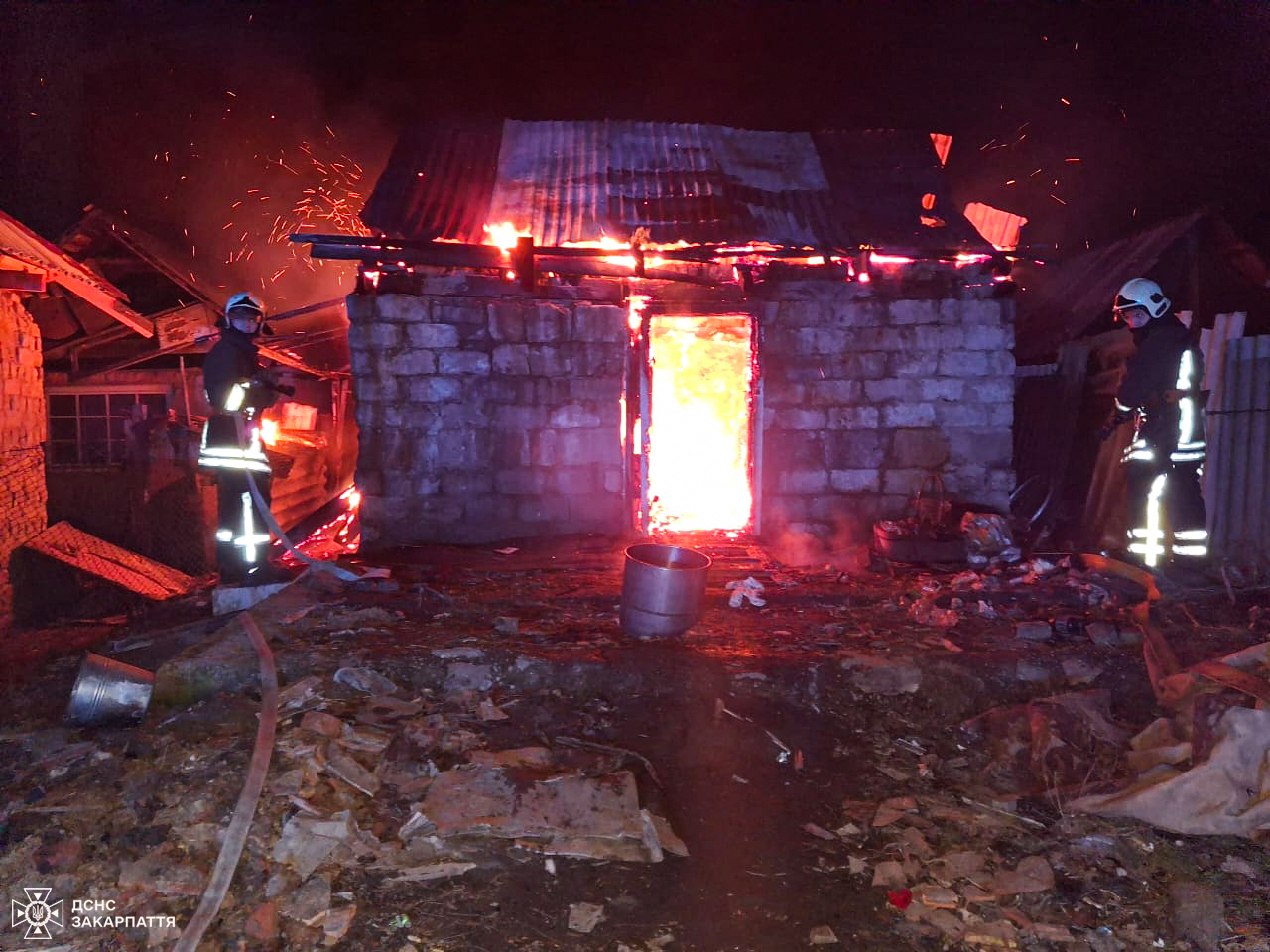 На Мукачівщині рятувальники під час ліквідації пожежі не допустили поширення вогню на сусідні будинки0