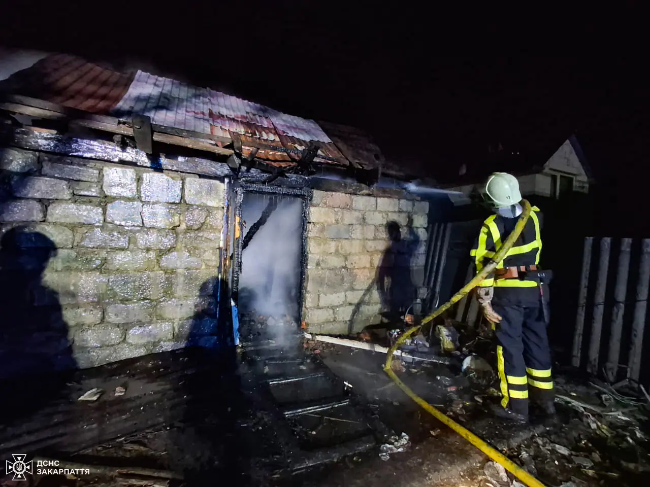 На Мукачівщині рятувальники під час ліквідації пожежі не допустили поширення вогню на сусідні будинки1