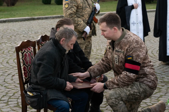 В Ужгороді відбувся чин похорону та прощання із 27-річним воїном, солдатом Максимом Євдокимовим