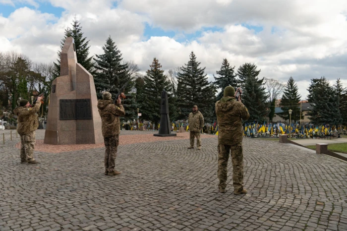 В Ужгороді відбувся чин похорону та прощання із 27-річним воїном, солдатом Максимом Євдокимовим