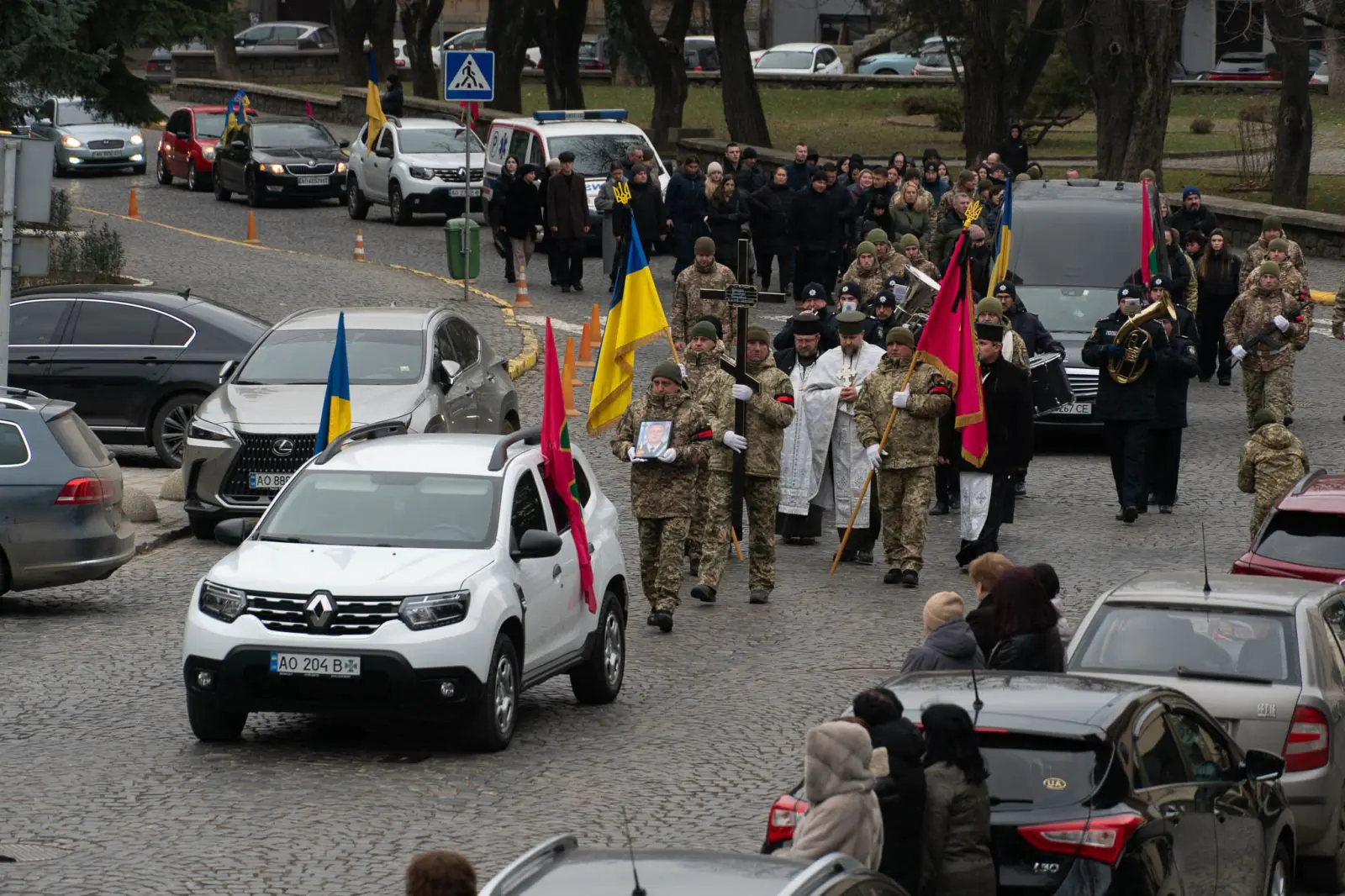 В Ужгороді провели в останню дорогу полеглого на війні прикордонника Дмитра Цацуру5