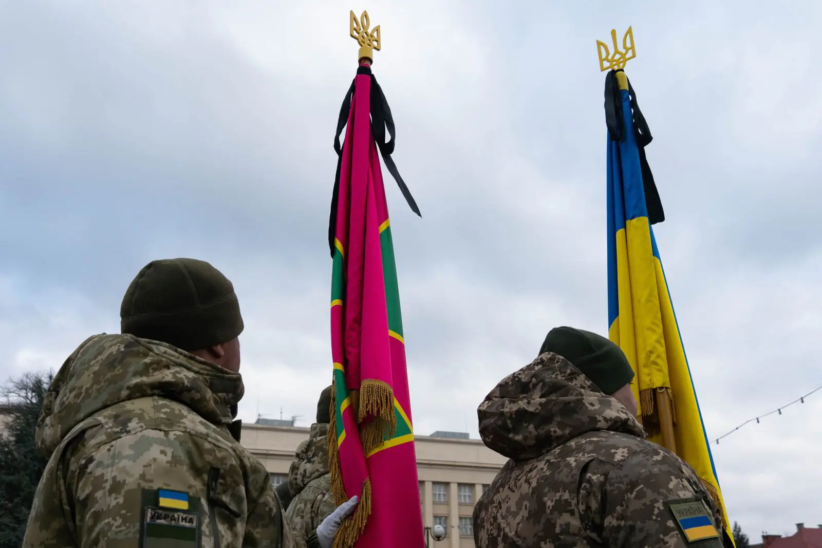 В Ужгороді провели в останню дорогу полеглого на війні прикордонника Дмитра Цацуру4