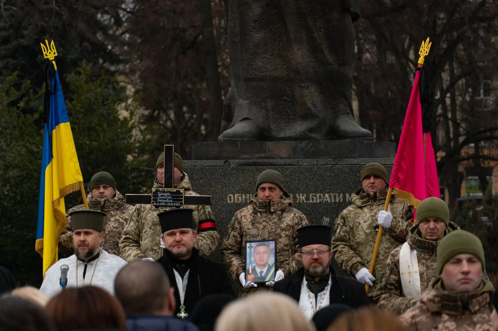 В Ужгороді провели в останню дорогу полеглого на війні прикордонника Дмитра Цацуру2