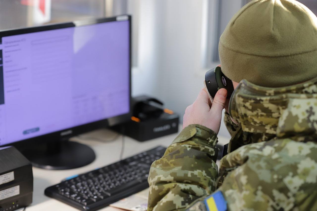 На кордоні з Угорщиною у водія виявили підроблений страховий сертифікат на авто0