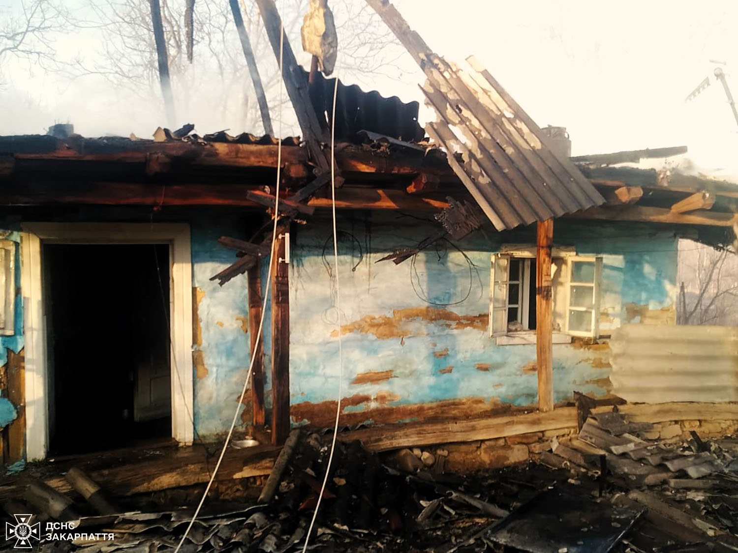 Рятувальники ДСНС та місцеві вогнеборці разом гасили пожежу у житловому будинку на Тячівщині0